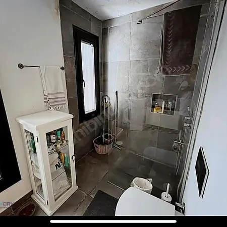 Live In A Dream, Akyarlar Apartment *