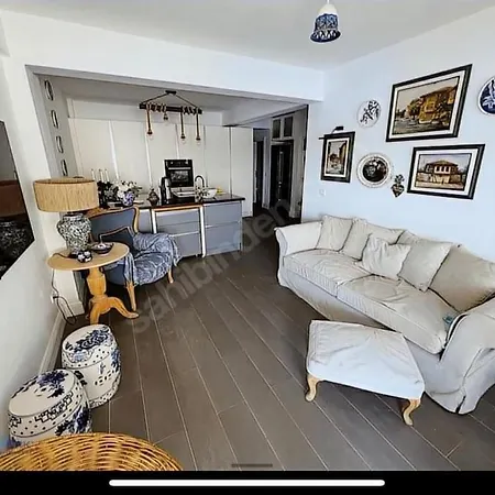 Apartment Live In A Dream, Akyarlar *