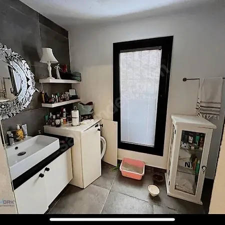 Apartment Live In A Dream, Akyarlar *